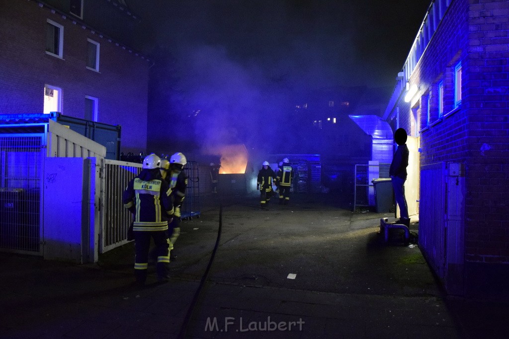 Feuer Papp Presscontainer Koeln Hoehenberg Bochumerstr P017.JPG - Miklos Laubert